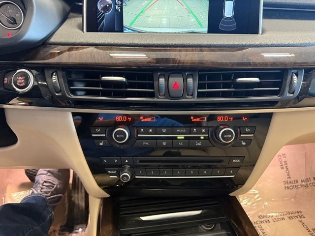 BMW X5 Vehicle Full-screen Gallery Image 16