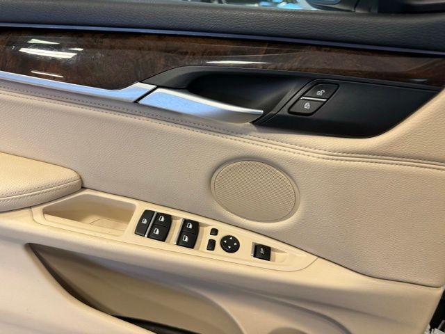 BMW X5 Vehicle Full-screen Gallery Image 20