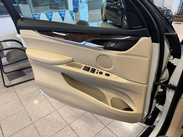 BMW X5 Vehicle Full-screen Gallery Image 21