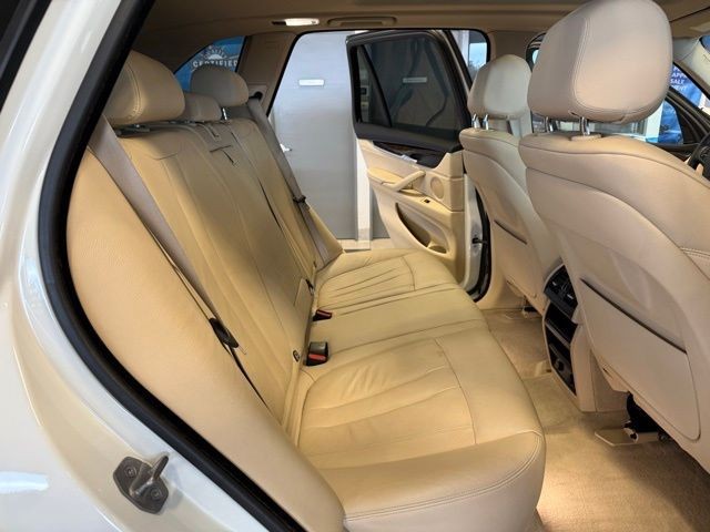 BMW X5 Vehicle Full-screen Gallery Image 24