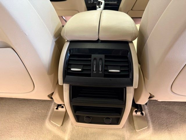 BMW X5 Vehicle Full-screen Gallery Image 25