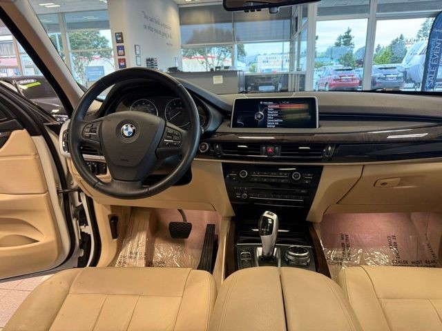 BMW X5 Vehicle Full-screen Gallery Image 27