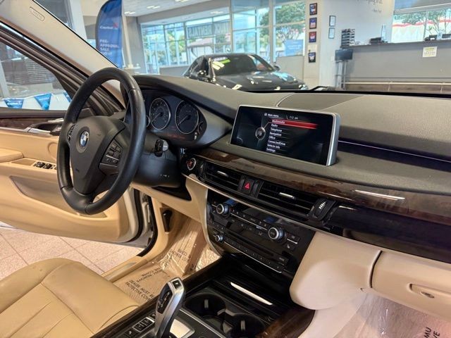 BMW X5 Vehicle Full-screen Gallery Image 29