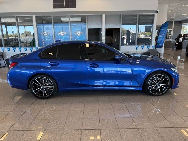 BMW 3 Series Vehicle Full-screen Gallery Image 02
