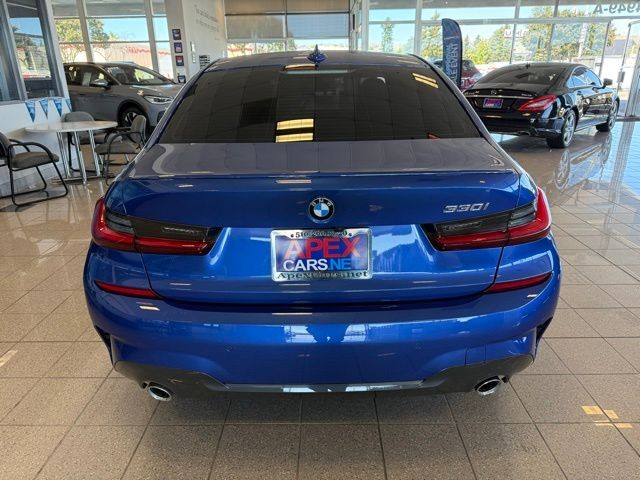 BMW 3 Series Vehicle Full-screen Gallery Image 04