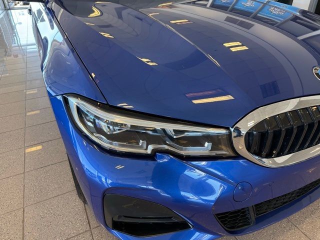 BMW 3 Series Vehicle Full-screen Gallery Image 09