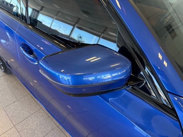 BMW 3 Series Vehicle Full-screen Gallery Image 11