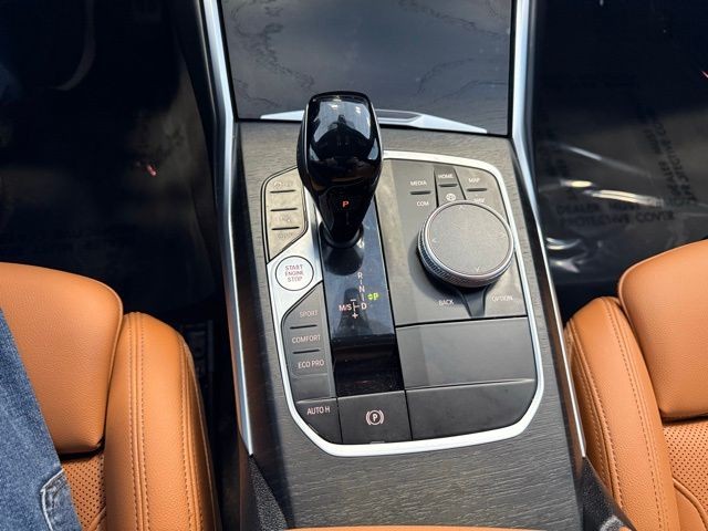 BMW 3 Series Vehicle Full-screen Gallery Image 14