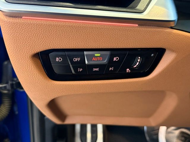 BMW 3 Series Vehicle Full-screen Gallery Image 17