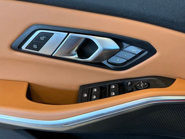 BMW 3 Series Vehicle Full-screen Gallery Image 18