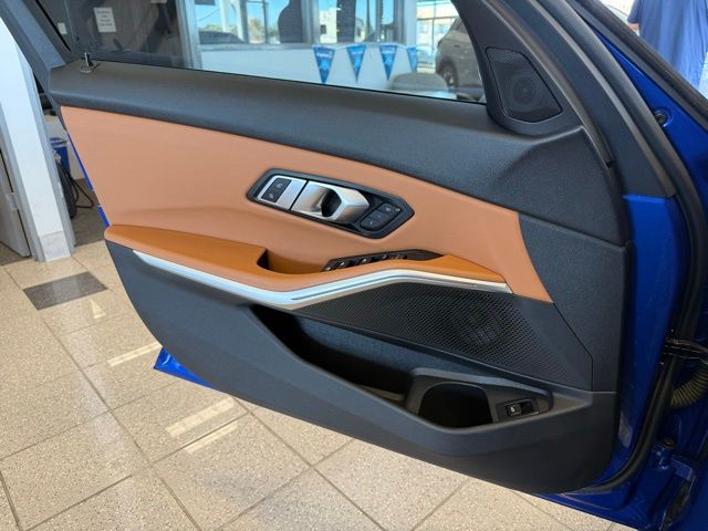 BMW 3 Series Vehicle Full-screen Gallery Image 19