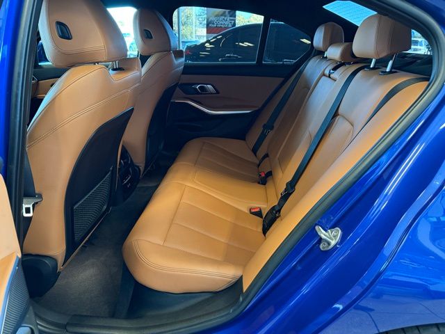 BMW 3 Series Vehicle Full-screen Gallery Image 20