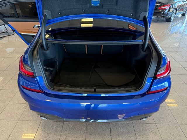 BMW 3 Series Vehicle Full-screen Gallery Image 21