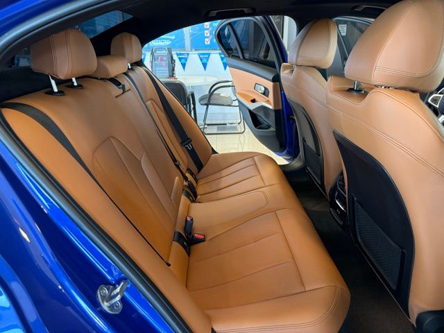 BMW 3 Series Vehicle Full-screen Gallery Image 22