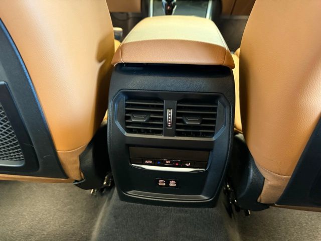 BMW 3 Series Vehicle Full-screen Gallery Image 23