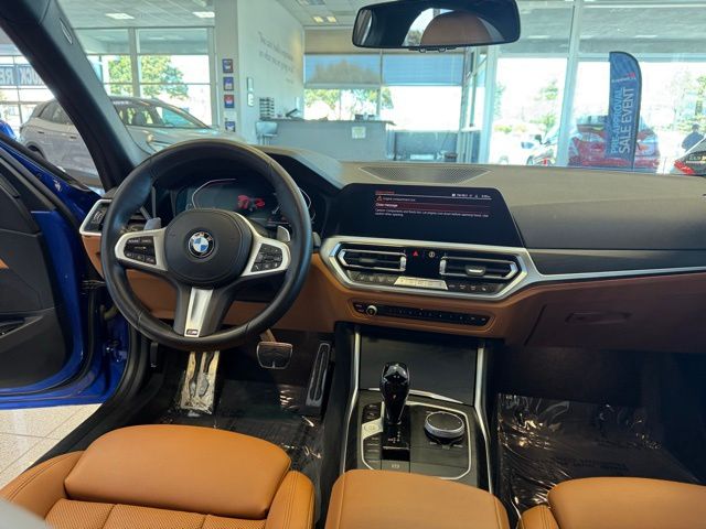 BMW 3 Series Vehicle Full-screen Gallery Image 24