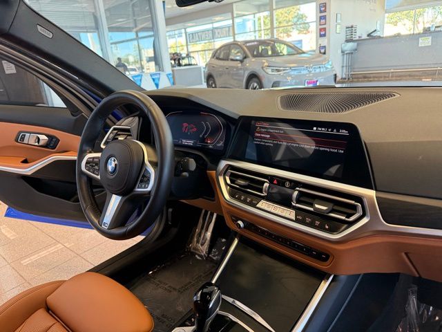 BMW 3 Series Vehicle Full-screen Gallery Image 26