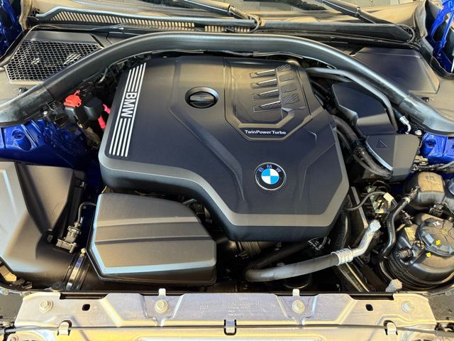 BMW 3 Series Vehicle Full-screen Gallery Image 27
