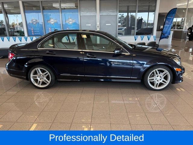 Mercedes-Benz C-Class Vehicle Full-screen Gallery Image 02