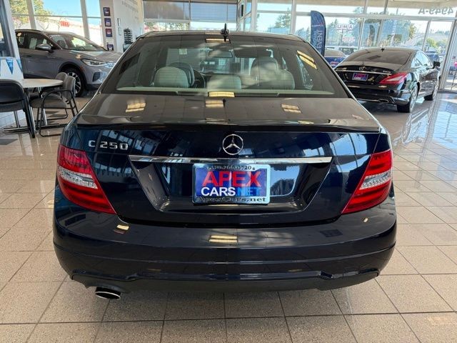 Mercedes-Benz C-Class Vehicle Full-screen Gallery Image 04