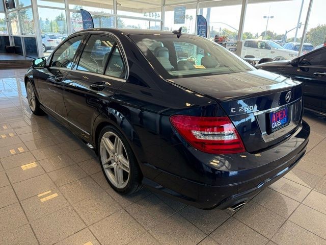 Mercedes-Benz C-Class Vehicle Full-screen Gallery Image 05