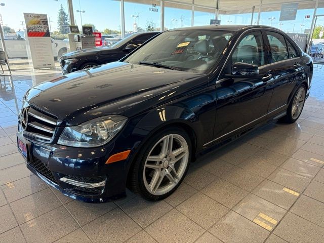 Mercedes-Benz C-Class Vehicle Full-screen Gallery Image 06