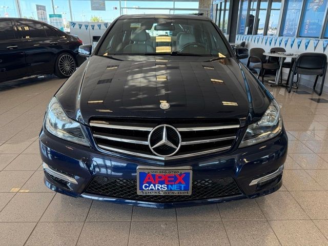 Mercedes-Benz C-Class Vehicle Full-screen Gallery Image 07