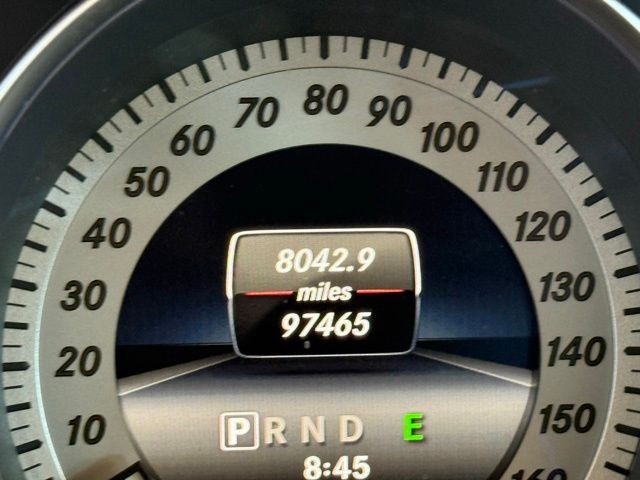 Mercedes-Benz C-Class Vehicle Full-screen Gallery Image 11