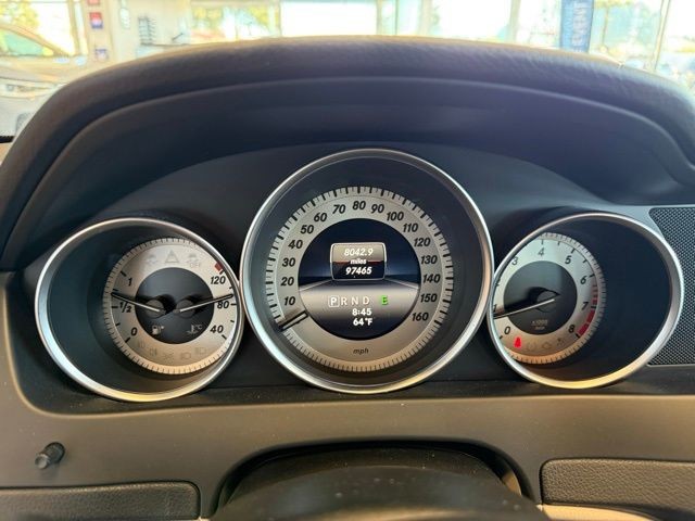 Mercedes-Benz C-Class Vehicle Full-screen Gallery Image 12