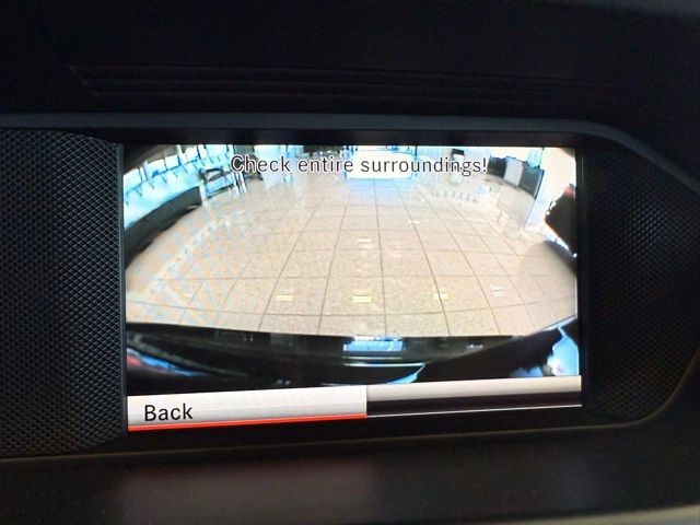 Mercedes-Benz C-Class Vehicle Full-screen Gallery Image 14