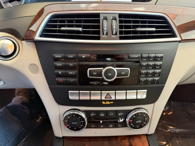 Mercedes-Benz C-Class Vehicle Full-screen Gallery Image 15