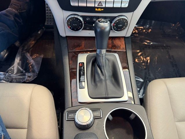 Mercedes-Benz C-Class Vehicle Full-screen Gallery Image 16