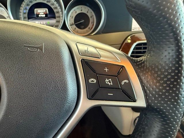 Mercedes-Benz C-Class Vehicle Full-screen Gallery Image 17