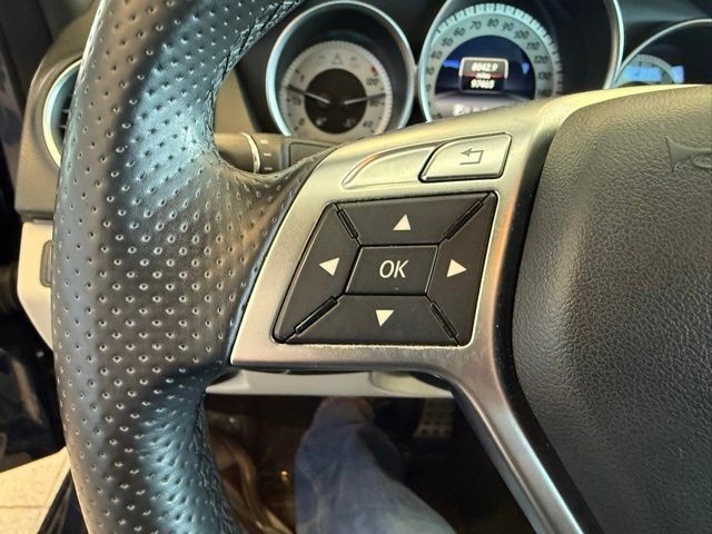 Mercedes-Benz C-Class Vehicle Full-screen Gallery Image 18
