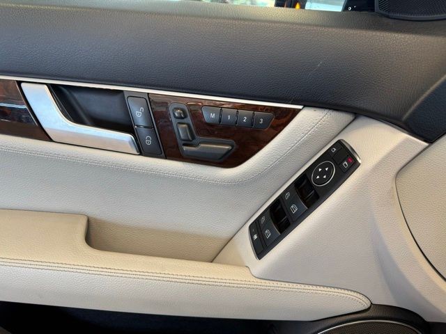 Mercedes-Benz C-Class Vehicle Full-screen Gallery Image 19