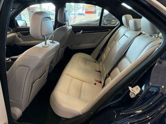Mercedes-Benz C-Class Vehicle Full-screen Gallery Image 21