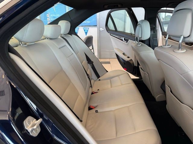 Mercedes-Benz C-Class Vehicle Full-screen Gallery Image 23