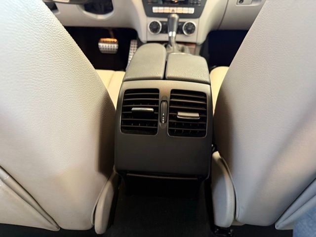 Mercedes-Benz C-Class Vehicle Full-screen Gallery Image 24