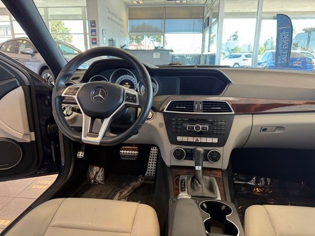 Mercedes-Benz C-Class Vehicle Full-screen Gallery Image 25