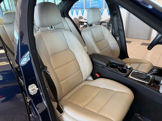 Mercedes-Benz C-Class Vehicle Full-screen Gallery Image 27