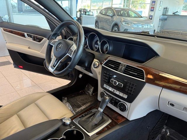 Mercedes-Benz C-Class Vehicle Full-screen Gallery Image 28