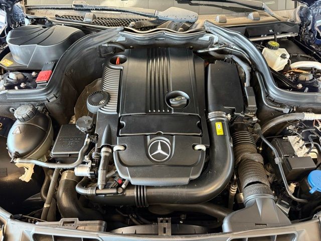 Mercedes-Benz C-Class Vehicle Full-screen Gallery Image 29