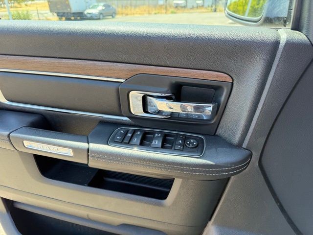 Ram 2500 Vehicle Full-screen Gallery Image 23