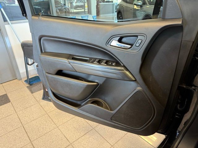 GMC Canyon Vehicle Full-screen Gallery Image 23