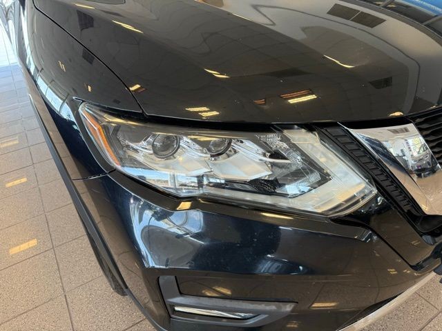 Nissan Rogue Vehicle Full-screen Gallery Image 09