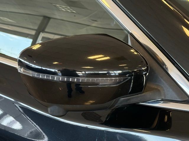 Nissan Rogue Vehicle Full-screen Gallery Image 11
