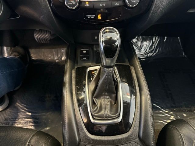 Nissan Rogue Vehicle Full-screen Gallery Image 16