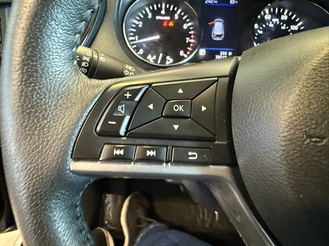 Nissan Rogue Vehicle Full-screen Gallery Image 18