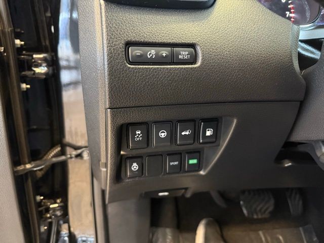 Nissan Rogue Vehicle Full-screen Gallery Image 19