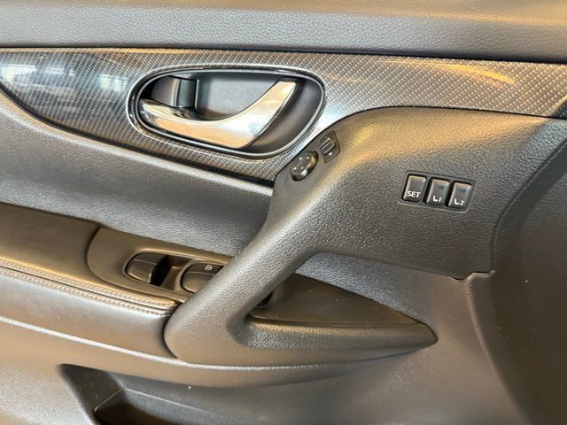 Nissan Rogue Vehicle Full-screen Gallery Image 20